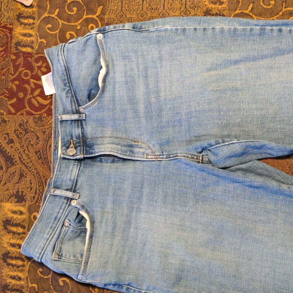 Levi's Women's Classic Crop jeans